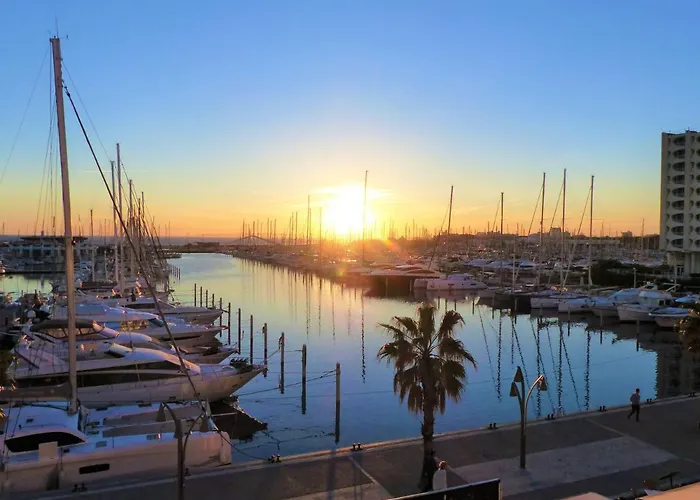 Classe 3 Etoiles - Magnifique Vue Sur Le Port - Wifi Et Clim Ла-Гранд-Мот